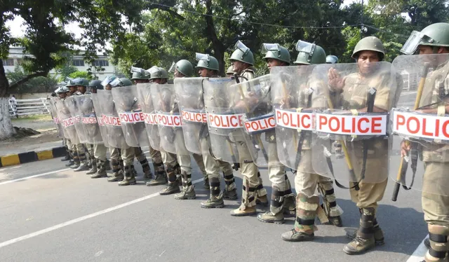 ମହାତ୍ମାଗାନ୍ଧୀ ମାର୍ଗରେ ବିକ୍ଷୋଭ କାରୀଙ୍କୁ ଅଟକାଇବା ପାଇଁ ପ୍ରଶିକ୍ଷଣ। (ଫଟୋ: ବିଭୂତି, ଭୁବନେଶ୍ୱର)