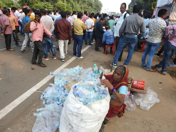 ଜୀବନ ଜୀବିକା: ମହାତ୍ମା ଗାନ୍ଧୀ ମାର୍ଗରେ ପ୍ଲାଷ୍ଟିକ ବୋତଲ ସଂଗ୍ରହ କରୁଛନ୍ତି ଜଣେ ମହିଳା। (ଫଟୋ: ବିଭୂତି)