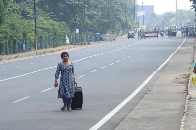 ମହାତ୍ମାଗାନ୍ଧୀ ମାର୍ଗରେ ୧୪୪ ଧାରା ଥିବା ବେଳେ ଯାଉଛନ୍ତି ଜଣେ ଯୁବତୀ।