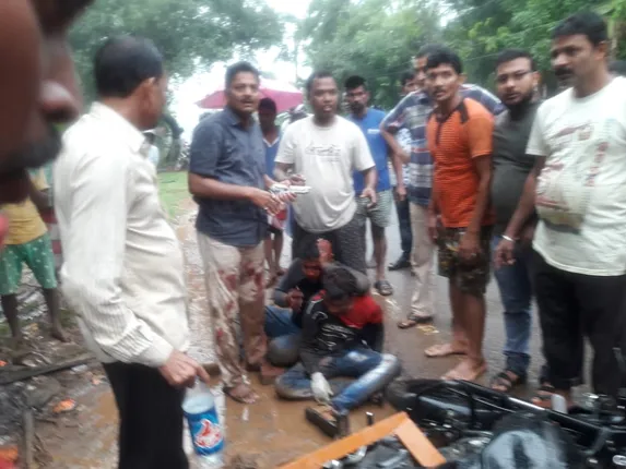 ଅଳଙ୍କାର ଦେକାନରୁ ଲୁଟ୍‌ ଉଦ୍ୟମ ଘଟଣା: ପୁଲିସ ଏଏସ୍‌ଆଇଙ୍କୁ ଦେଖି ଭୟରେ ମଠ ଭିତରକୁ ପଶିଗଲେ ୩ ଡକାୟତ