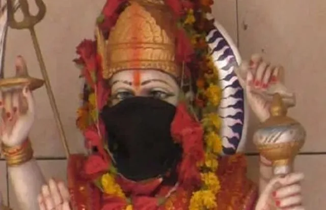 ପ୍ରଦୂଷଣ ପ୍ରଭାବରୁ ବଞ୍ଚାଇବା ପାଇଁ ପୂଜାରୀ ଭଗବାନ ଭୋଳାନାଥ, ଦୁର୍ଗା, କାଳୀ ଓ ସାଇବାବାଙ୍କୁ ପିନ୍ଧାଇଲେ ମାସ୍କ