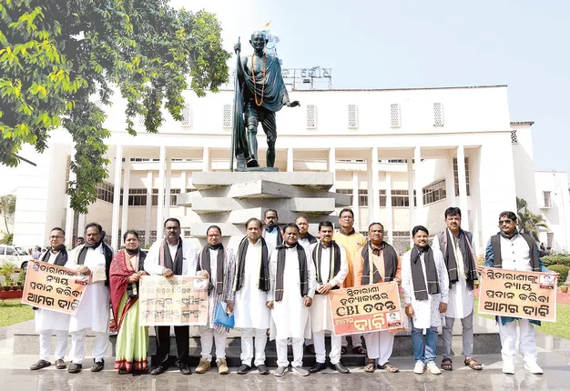 ଗୃହ କାର୍ଯ୍ୟରେ ଭାଗ ନେଲେନି ବିଜେପି ବିଧାୟକ, କକ୍ଷତ୍ୟାଗ କରି ଗାନ୍ଧୀ ମୂର୍ତ୍ତି ତଳେ ଦିନ ସାରା ବସିଲେ, ଯେତେ‌ ବୁଝାଇଲେ ବି ବୁଝିଲେନି