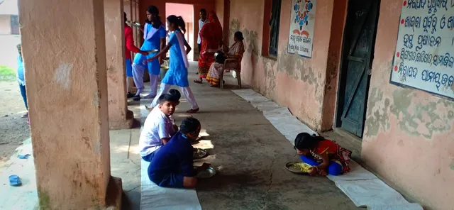 ୧୮୦ଜଣ ଛାତ୍ରଛାତ୍ରୀ ଉପସ୍ଥିତ ଥିବା ବେଳେ ୪୦ଜଣଙ୍କ ଲାଗି ମଧ୍ୟାହ୍ନ ଭୋଜନ ଆସିଥିବା ଯୋଗୁଁ ବିଦ୍ୟାଳୟରେ ଉତ୍ତେଜନା