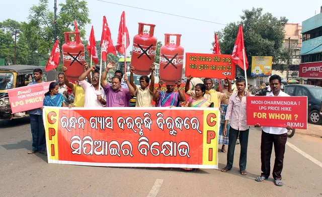 ଗ୍ୟାସ୍‌ ସିଲିଣ୍ଡର ଦର ବୃଦ୍ଧି ପ୍ରତିବାଦରେ ସିପିଆଇର ବିକ୍ଷୋଭ