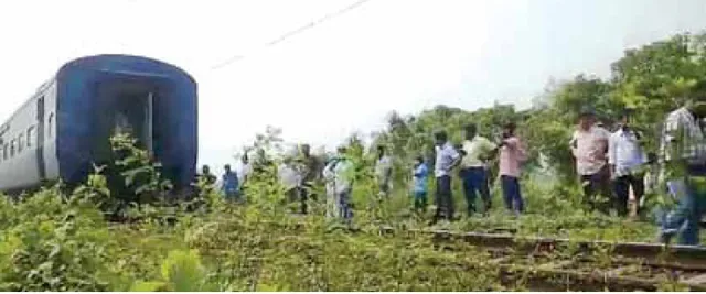 ବିଶାଖା ଏକ୍ସପ୍ରେସ୍‌ରୁ ଖସିଗଲା ୧୦ ବଗି, ଇଞ୍ଜିନ ସହ କିଛି ବଗି ୨ କିମି ଆଗକୁ ଚାଲିଗଲା