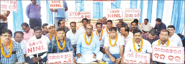 ୫ ଦଫା ଦାବି ନେଇ କଳିଙ୍ଗନଗର ମଜ୍‌ଦୁର ସଂଘର ବିକ୍ଷୋଭ, ପ୍ରତିଶ୍ରୁତି ପାଇବା ପରେ ଧାରଣାରୁ ଓହରିଲେ