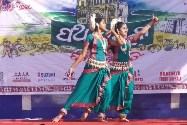 ପଥ ଉତ୍ସବରେ ଓଡ଼ିଶୀ ନୃତ୍ୟ। (ଫଟୋ: ଶ୍ରୀକାନ୍ତ, ଜୟପୁର)