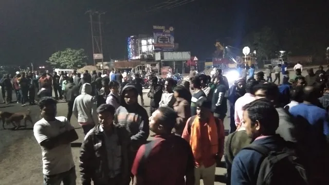 ବାଇକ୍‌ ଆରୋହୀଙ୍କ ଉପରେ ଚଢ଼ିଗଲା ୧୮ ଚକିଆ ଟ୍ରକ, ରାସ୍ତା ଅବରୋଧ କଲେ ଉତ୍ତେଜିତ ଲୋକେ