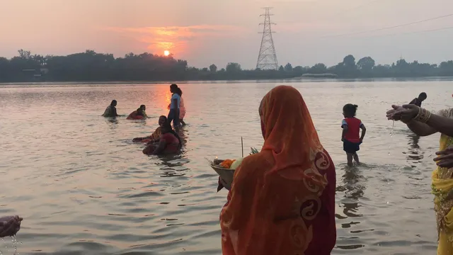 ଛଟ ପର୍ବରେ ଅସ୍ତଗାମୀ ସୂର୍ଯ୍ୟଙ୍କୁ ଆରାଧନା। (ଫଟୋ: ପ୍ରଶାନ୍ତ, ଝାରସୁଗୁଡ଼ା)