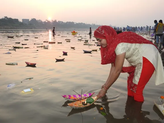 କୁଆଖାଇ ନଦୀରେ ଶ୍ରଦ୍ଧାର ସହ ଡଙ୍ଗା ଭସାଉଛନ୍ତି ଜଣେ ଯୁବତୀ।
