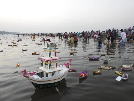 କୁଆଖାଇରେ ସୋଲରୁ ନିର୍ମିତ ବୋଇତ ଆକୃତିର ଡଙ୍ଗା। (ଫଟୋ: ବିଭୂତି)