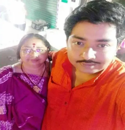 ନିଜେ ସମୟ ଦେଇ ପାରୁ ନଥିବାରୁ ବିଧବା ମା’ ପାଇଁ ବର ଖୋଜୁଛି ପୁଅ