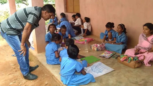 ଛାତ୍ରଛାତ୍ରୀମାନଙ୍କୁ ବାଡ଼େଇଥିବା ଶିକ୍ଷୟତ୍ରୀଙ୍କ ସ୍ୱାମୀ ଫେରାର