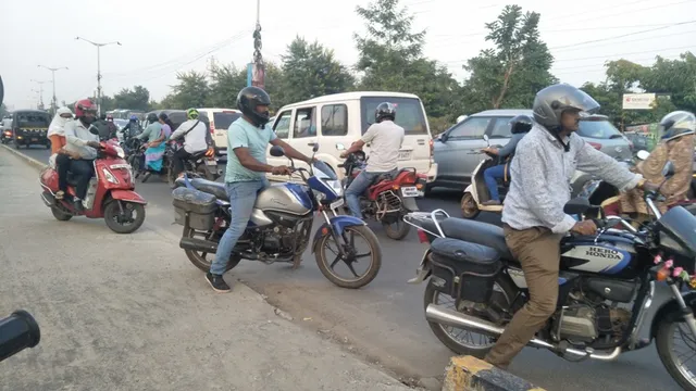 ୧୫ଦିନ ପରେ ଲାଗୁ ହେବ ଟ୍ରାଫିକ୍ କଟକଣା : ଫୁଟ୍‌ପାଥ୍‌, ରଙ୍ଗରୁଟ୍‌ରେ ଗଡ଼ୁଛି ଗାଡ଼ି, ଜୟଦେବ ବିହାର-ନନ୍ଦନକାନନ ରାସ୍ତାରେ ବେଲଗାମ ବାଇକ୍ ଆରୋହୀ