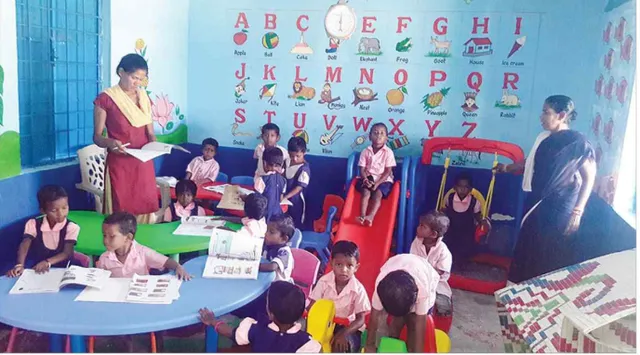 ମାଆ ପରି ପିଲାଙ୍କୁ ସ୍ନେହ କରନ୍ତି ଏହି ଅଙ୍ଗନବାଡ଼ି ଦିଦି; ତାଙ୍କରି ଶ୍ରଦ୍ଧା ପାଇଁ ସ୍କୁଲ୍‌କୁ ଧାଇଁ ଆସନ୍ତି କୁନି କୁନି ପିଲା