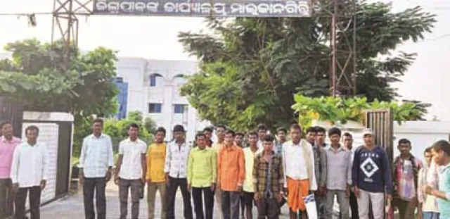 ଏବେ ବି ଜୀବନ ଦୁର୍ବିଷହ, ବିକାଶ ସାତ ସପନ : ଜିଲ୍ଲାପାଳଙ୍କୁ ଭେଟିଲେ ବିଚ୍ଛିନ୍ନାଞ୍ଚଳବାସୀ, ମୌଳିକ ସୁବିଧା ଯୋଗାଇ ଦେବାକୁ ଦାବି