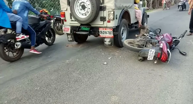 ଆଜି ଜାତୀୟ ଗଣମାଧ୍ୟମ ଦିବସ: ନିୟନ୍ତ୍ରଣ ହରାଇ ସାମ୍ବାଦିକଙ୍କ ଉପରେ ଗାଡ଼ି ଚଢ଼ାଇ ଦେଲେ ତହସିଲଦାର