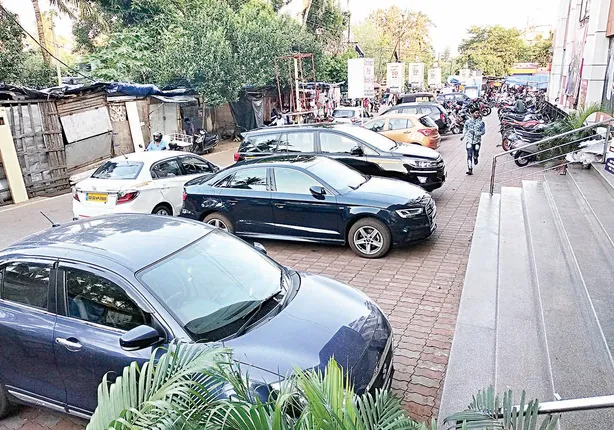 ବିଏମ୍‌ସିର ପାର୍କିଂ ଜୁଲମ୍‌-୨ : ବେପାରୀଙ୍କୁ ମାଫ୍‌, ଲୋକ ‌ଗଣିବେ ପାର୍କିଂ ଫି’