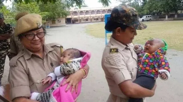 ମା’ ଟିଇଟି ପରୀକ୍ଷା ଦେଉଥିବା ବେଳେ ଦୁଇଶିଶୁଙ୍କୁ ସମ୍ଭାଳୁଛନ୍ତି ମହିଳା ପୁଲିସ କର୍ମଚାରୀ