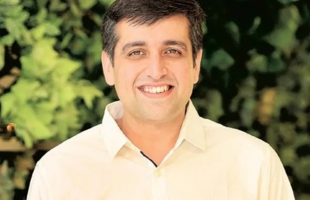 ଧରା ପକାଇଲା ଟୁଇଟ୍: ରିୟଲ ମି ଇଣ୍ଡିଆର ସିଇଓ ହୋଇ ବ୍ୟବହାର କରୁଛନ୍ତି ଏହି କମ୍ପାନିର ଫୋନ