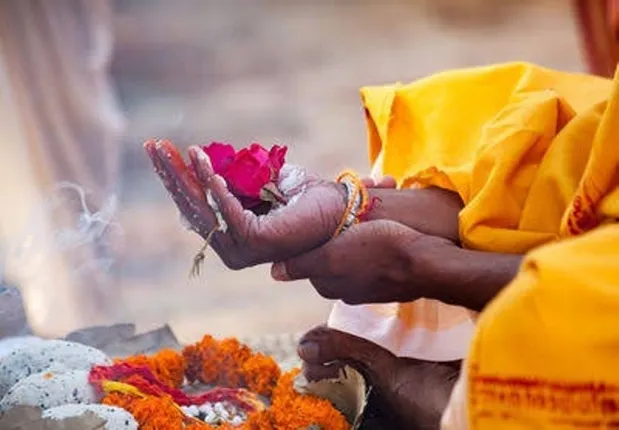 ଯୁବତୀଙ୍କୁ ମନ୍ଦିରରେ ଅସଦାଚରଣ କରିବାରୁ ଲଙ୍କା ଗୁଣ୍ଡ ଫିଙ୍ଗିବା ସହ ପୂଜାରୀଙ୍କୁ ମାଡ଼ ମାରିଲେ ମହିଳା