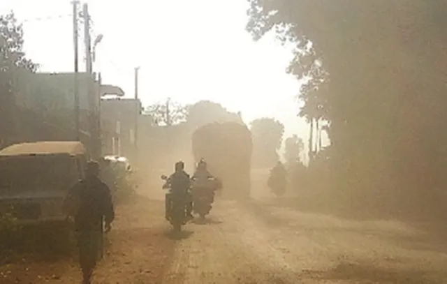 ଶୋଚନୀୟ ଅବସ୍ଥାରେ ରାଇଘର ମୁଖ୍ୟ ରାସ୍ତା, ଧୂଳିରେ ଆଖି ନାକ ପୋତି ହୋଇପଡୁଛି