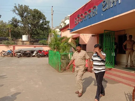 ମା’-ଝିଅଙ୍କୁ ଘର ଭିତରେ ବନ୍ଦ ରଖି ୪୦ ଦିନ ଶାରୀରିକ-ମାନସିକ ନିର୍ଯାତନା ଦେବା ଘଟଣାରେ ଖବରଦାତା ଗିରଫ