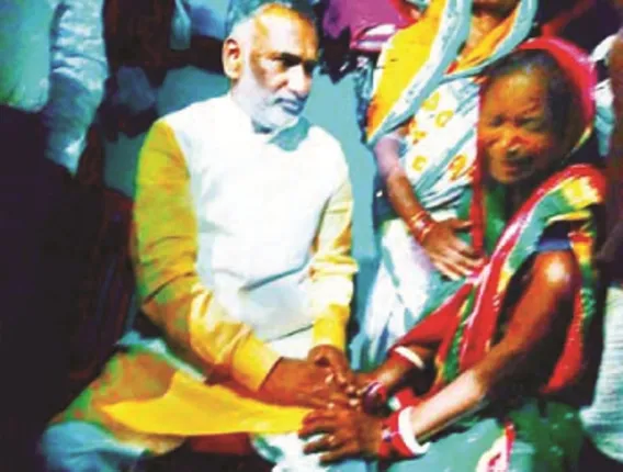 ନାଉଗାଁ ପୀଡ଼ିତ‌ାଙ୍କ ପରିବାରକୁ ଭେଟିଲେ ଏସ୍‌ସି କମିସନ ଟିମ୍‌ : ପ୍ରଶାସନକୁ ପ୍ରଶଂସା, ପୁଲିସକୁ ନିନ୍ଦା, ଧମକ ଦେଇଥିବା ଆରଆଇ ନିଲମ୍ବିତ