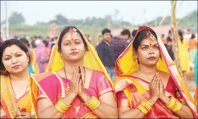 ‘ଛଟ୍‌’ ପାଇଁ କୁଆଖାଇ ନଦୀ ପଠା ଲୋକାରଣ୍ୟ, ପରିବାରର ଶୁଭ ମନାସିଲେ ବିହାରୀ ମହିଳା