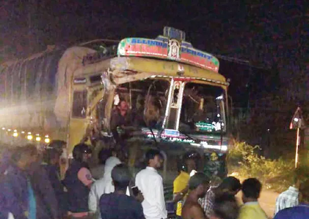 ପଳାସୁଣି-ପୁରୀ ବାଇପାସ୍‌ରେ ଦୁର୍ଘଟଣା, ଟ୍ରକ୍‌ ଚାଳକ ଗୁରୁତର