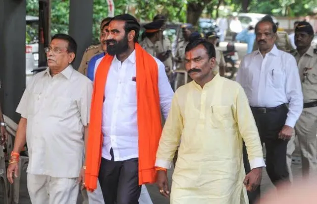 ଶିବସେନାକୁ ବି ବିଭାଜନ ଭୟ : ବିଧାୟକଙ୍କୁ ହୋଟେଲରେ ରଖିଲା, ଦୁଇ ଦିନ ପାଇଁ ମୋବାଇଲ୍‌ ବନ୍ଦ