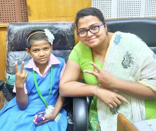 ରେଡିଓ ଚକଲେଟ୍ ଷ୍ଟୁଡିଓରେ ବିଚକ୍ଷଣ ଝିଅ ଟିକିଲି