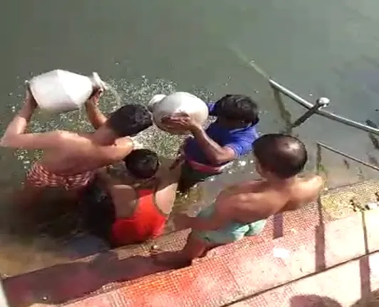 ସାପ କାମୁଡିଥିବା ବ୍ୟକ୍ତିଙ୍କ ମୁଣ୍ଡରେ ୧୦୮ ଗରା ପାଣି ଢ଼ାଳିଲେ ଗ୍ରାମବାସୀ