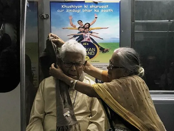 ଇଣ୍ଟର୍‌ନେଟ୍‌ରେ ଭାଇରାଲ୍‌ ହୋଇଥିବା ଏହି ଫଟୋଟି ଏବେ ଟ୍ବିଟରିୟାନ୍‌ଙ୍କ ପାଇଁ ବହୁମୂଲ୍ୟ ପାଲଟିଛି