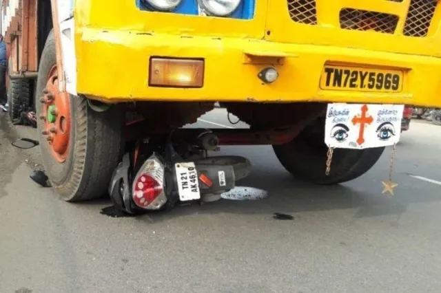 ପୁଣି ବିଦାଦରେ ଏଆଇଏଡିଏମକେ: ଦଳର ପତାକା ସ୍ତମ୍ଭ‌ରେ ମାଡ଼ ହେବାରୁ ବଞ୍ଚିବାକୁ ଚେଷ୍ଟା କରୁଥିବା ବେଳେ ମହିଳାଙ୍କ ଉପରେ ଚଢ଼ିଗଲା ଟ୍ରକ