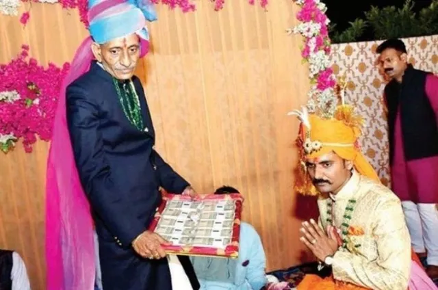 ଚର୍ଚ୍ଚାରେ ବିଏସ୍ଏଫ୍ କନେଷ୍ଟବଳଙ୍କ କାମ: ୧୧ଲକ୍ଷ ଟଙ୍କାର ଯୌତୁକକୁ ନାଁ କହି ଆଶୀର୍ବାଦ ଆକାରରେ ନେଲେ ୧୧ଟଙ୍କା ଓ ନଡ଼ିଆ