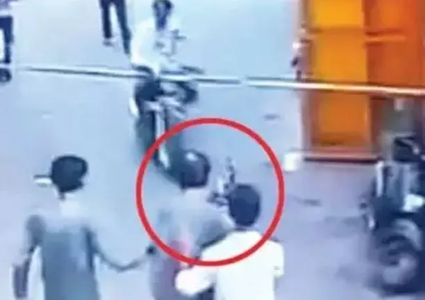 ଶୋଇବା ସମୟରେ ଘର ବାହାରେ ପାଟି କରୁଥିବାରୁ ଗୁଳି ମାରି ଯୁବକଙ୍କୁ ହତ୍ୟା କଲେ ସୁରକ୍ଷାକର୍ମୀ