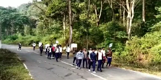ଶିକ୍ଷକ ନଥିବା ପ୍ରତିବାଦରେ ଘଂଚ ଜଙ୍ଗଲ ମଧ୍ୟରେ ୨୬ କିଲୋମିଟର ଚାଲିଲେ ଛାତ୍ରଛାତ୍ରୀ