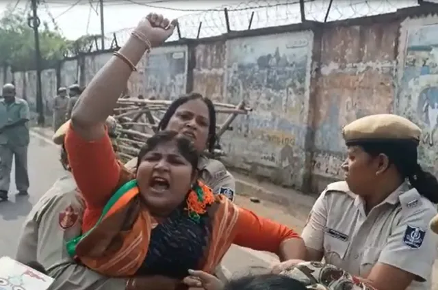 ନବୀନ ନିବାସ ଭିତରକୁ ଧସେଇ ପଶିବାକୁ ଉଦ୍ୟମ କରୁଥିବା ବିଜେପି ମହିଳା କର୍ମୀଙ୍କୁ ଅଟକ ରଖିଲା ପୁଲିସ