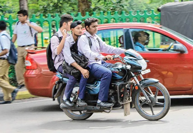 ଏଣିକି ସ୍କୁଲ ଓ ଯୁକ୍ତଦୁଇ ଛାତ୍ରଛାତ୍ରୀଙ୍କୁ ବାଇକ୍‌ ଚଳାଇବା ମନା