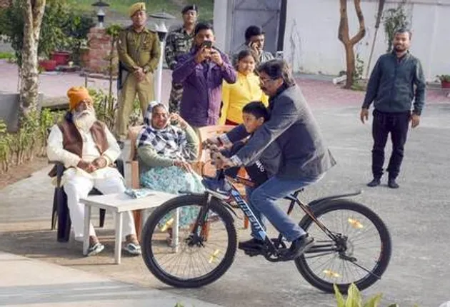 ସାଇକେଲ୍‌ ଚଲାଇ ବାପାଙ୍କ ପାଖ‌ରେ ପହଞ୍ଚିଲେ ହେମନ୍ତ ସୋରେନ୍‌