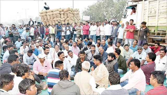 ନିର୍ବିକାର ପ୍ରଶାସନ: ଚାଷୀଙ୍କ କବ୍‌ଜାରେ ରାଜପଥ, ଜଟିଳ ହେଉଛି ଅନ୍‌ଲାଇନ ଟୋକନ ବ୍ୟବସ୍ଥା