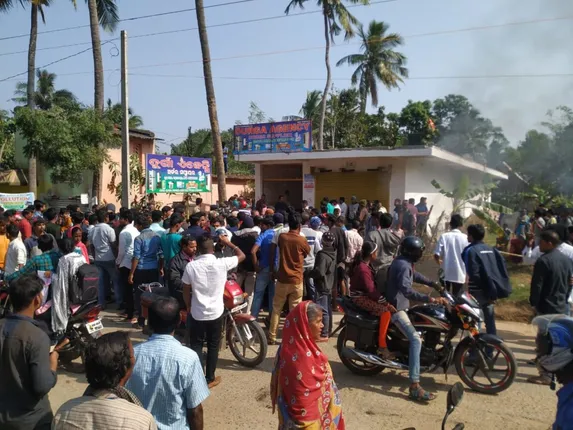 ଦୁର୍ଗା ଏଜେନ୍ସି ଠକେଇ ଘଟଣା : ଦୋକାନରୁ ଜିନିଷ ଜବତ ବେଳେ ପୁଲିସ-ଜନତା ଧସ୍ତାଧସ୍ତି