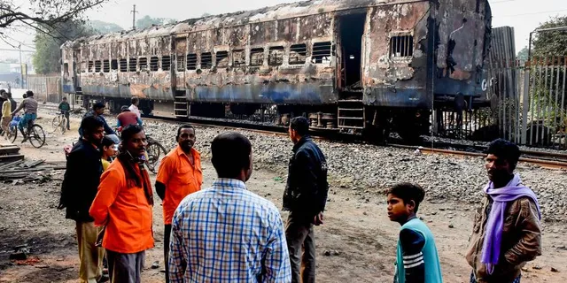 ନାଗରିକତା ସଂଶୋଧନ ଆଇନ୍‌କୁ ନେଇ ପଶ୍ଚିମବଙ୍ଗରେ ତେଜିଲା ଆନ୍ଦୋଳନ: ବସ୍‌, ଟ୍ରେନ୍‌, ଷ୍ଟେସନ୍‌ ଓ ଟୋଲ୍‌ ପ୍ଲାଜା ଜାଳିଲେ ଆନ୍ଦୋଳନକାରୀ