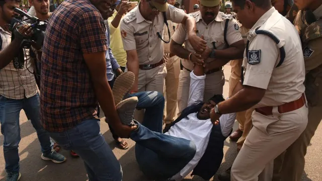 ଶିଶୁ ଭବନ ଛକରେ କଂଗ୍ରେସ କର୍ମୀ-ପୁଲିସ୍‌ ମୁହାଁମୁହିଁ