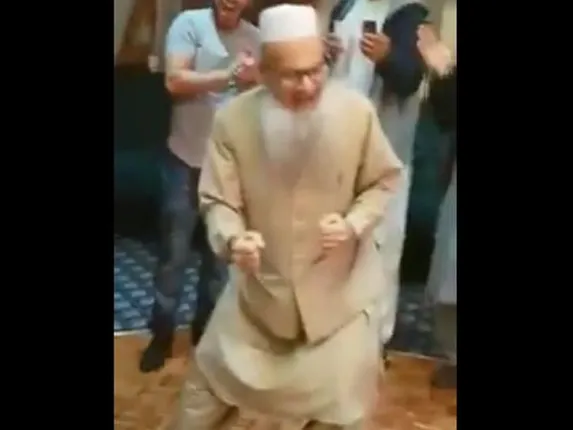 ‘ଘର ଆୟା ପରଦେଶୀ’ ଗୀତରେ ବରିଷ୍ଠ ନାଗରିକଙ୍କର ନାଚ ଆପଣଙ୍କୁ ଝୁମାଇ ଦେବ