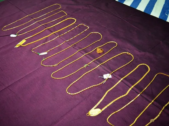 ପାଖରେ ଟଙ୍କା ନଥିବାରୁ ବିବାହ କରିବାକୁ ଆଉ ଜଣଙ୍କ ବେକରୁ ମଙ୍ଗଳସୂତ୍ର ଝିଙ୍କିଲେ ପ୍ରେମୀ ଯୁଗଳ, ଏହା ବନିଗଲା ରୋଜଗାରର ସହଜ ପନ୍ଥା