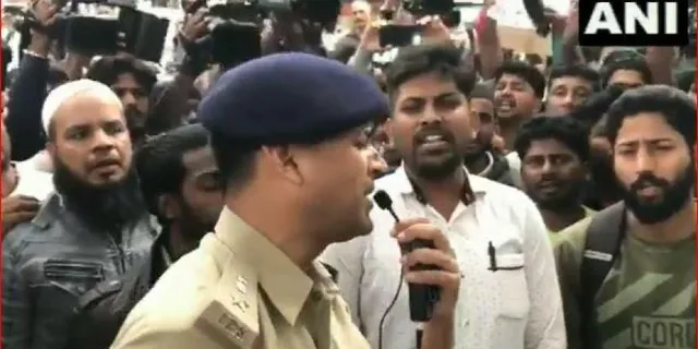 ଉତ୍ତ୍ୟକ୍ତ ଆନ୍ଦୋଳନକାରୀଙ୍କୁ ଆନ୍ଦୋଳନରୁ ନିବୃତ୍ତ ରଖିବାକୁ ପୁଲିସ୍‌ ଡିସିପି ଗାଇଲେ, ‘ଜନଗଣମନ...’; ଭିଡିଓ ହେଲା ଭାଇରାଲ, ଦେଖନ୍ତୁ...