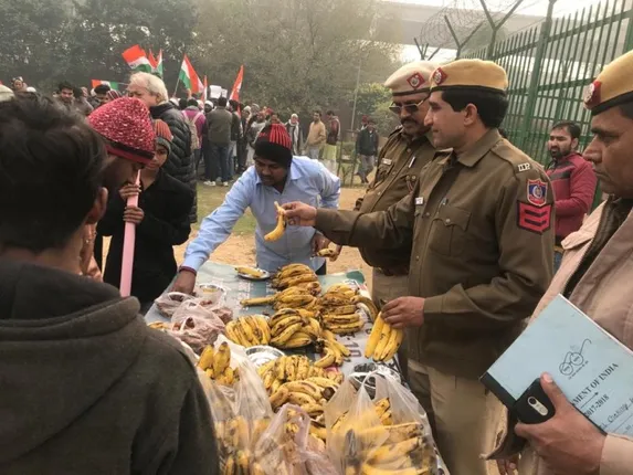 ବିରୋଧ କରୁଛ, କଦଳୀଟିଏ ଖାଇଦିଅ: ଅଟକ ବିକ୍ଷୋଭକାରୀଙ୍କୁ କଦଳୀ ବାଣ୍ଟିଲା ପୁଲିସ