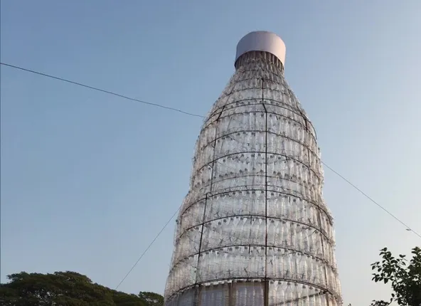 ପ୍ଲାଷ୍ଟିକ ବୋତଲରେ ଫସିଗଲା ମଣିଷ !